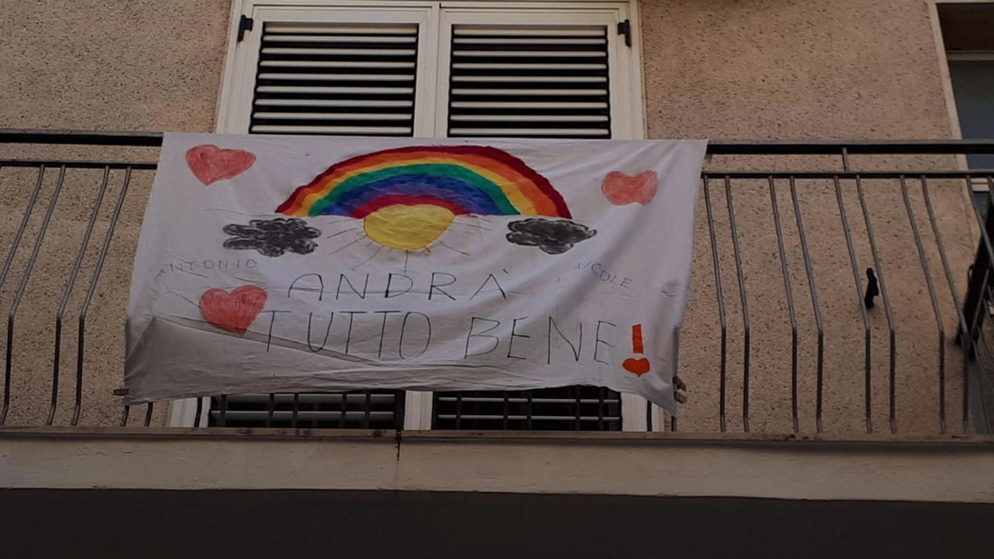 Un arcobaleno e la scritta 'Andrà tutto bene' dipinti dai bambini di Modugno (Bari)