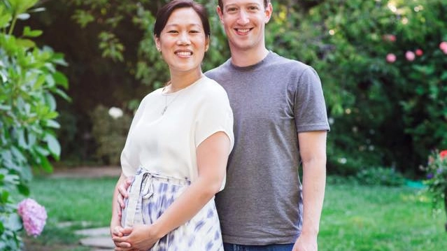 Mark Zuckerberg e la moglie aspettano una bambina, l'annuncio su Facebook 