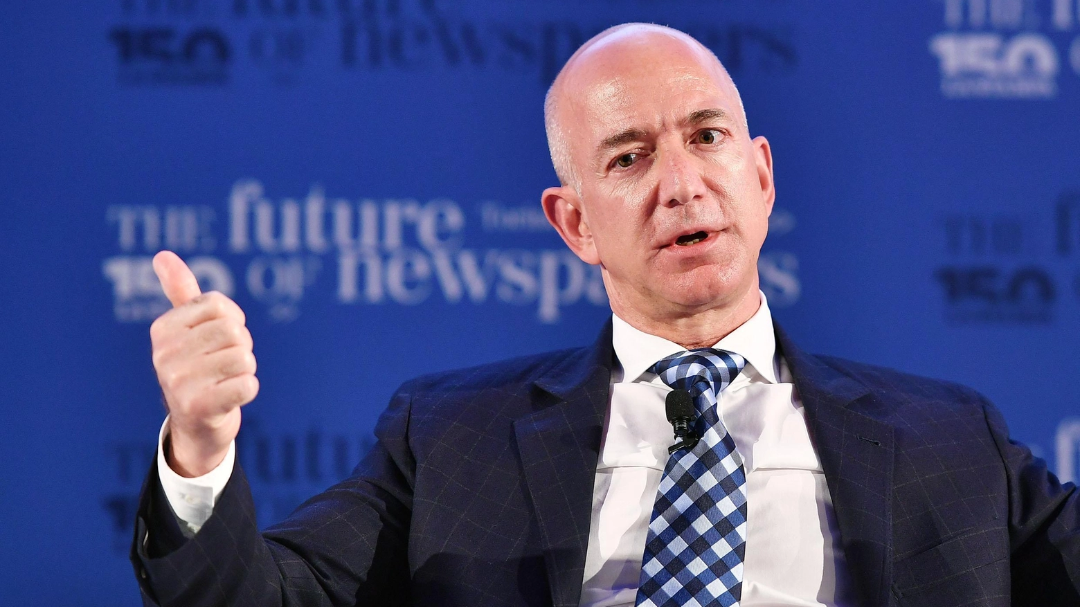 Jeff Bezos, l'uomo più ricco della storia moderna (Ansa)