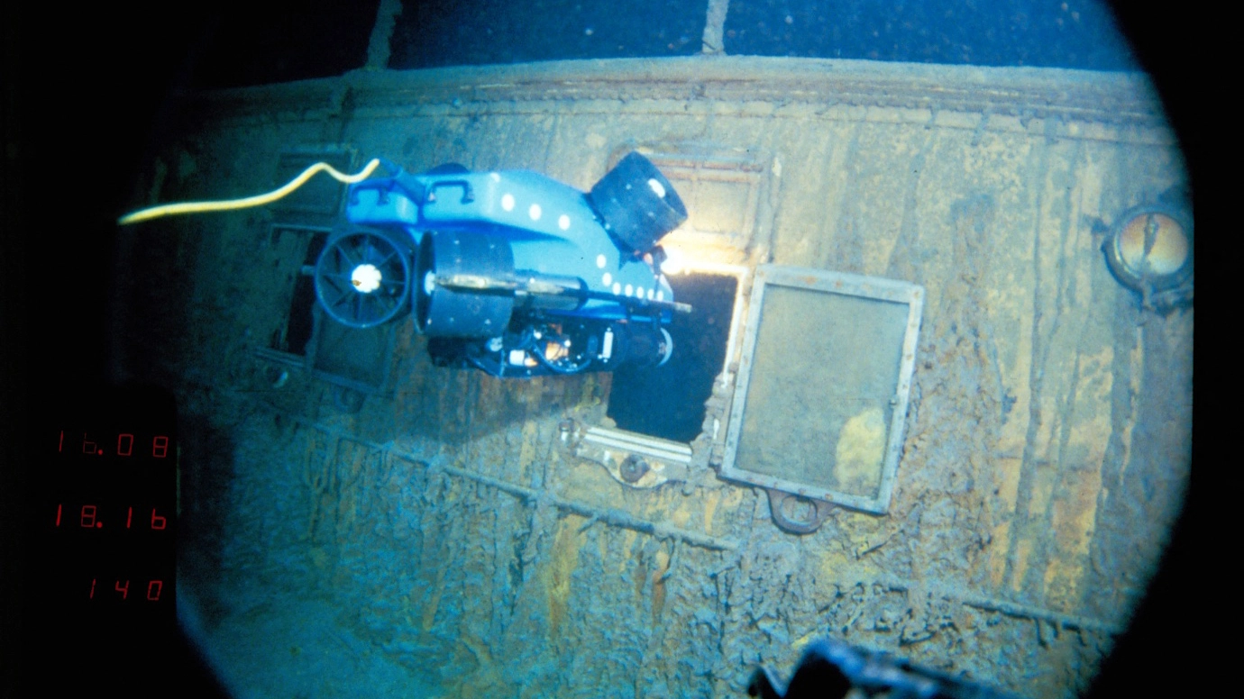Il rov (veicolo telecomandato) Jason jr. all'interno del Titanic nel 1986 (Afp)