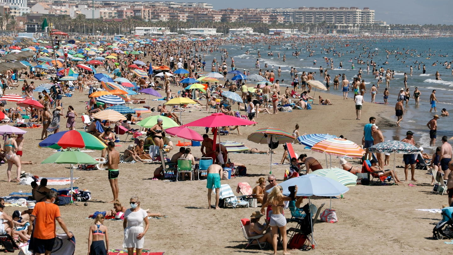 La spiaggia di Malvarrosa a Barcellona (Ansa)