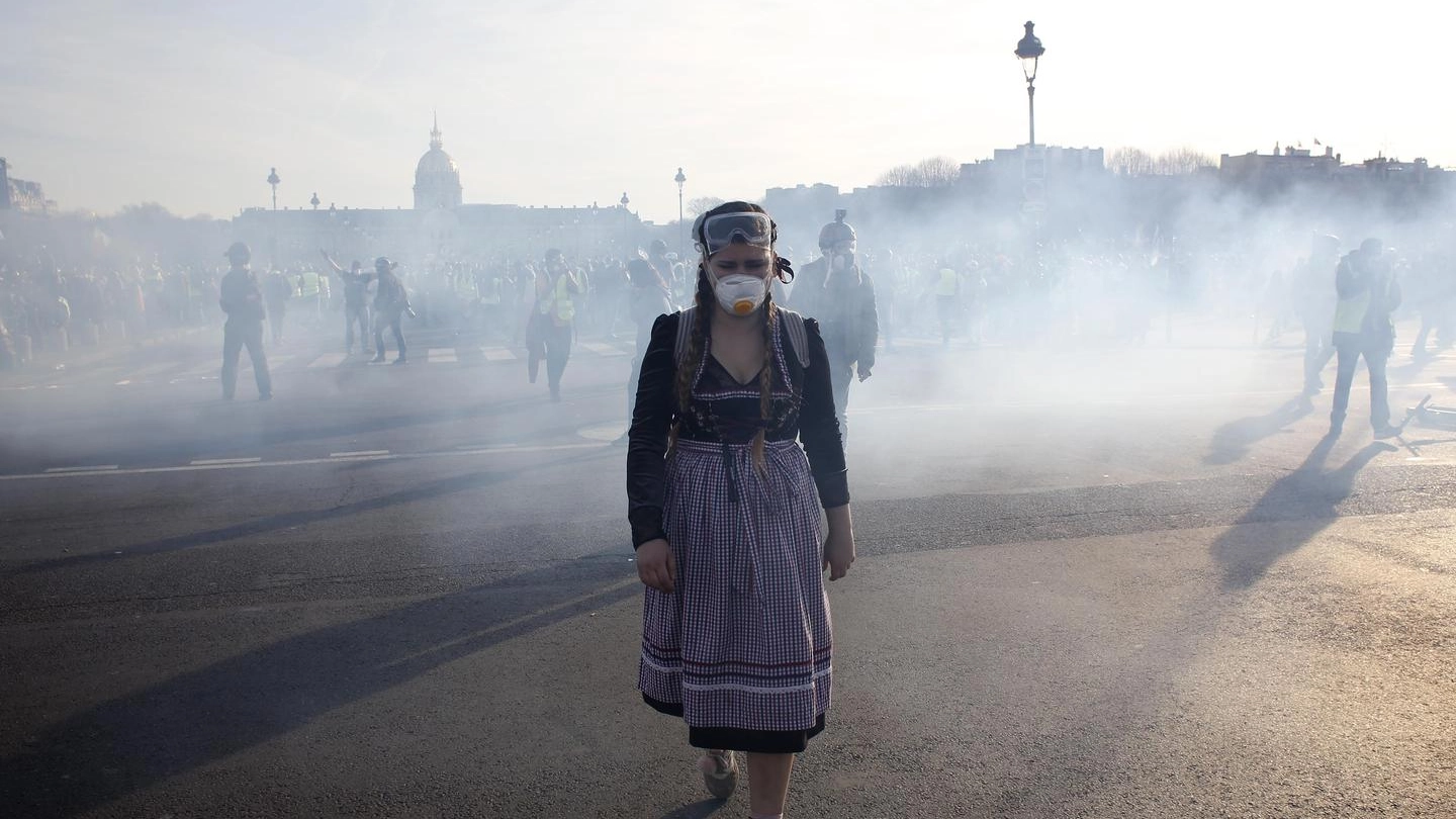 Parigi, gas lacrimogeni contro i gilet gialli 