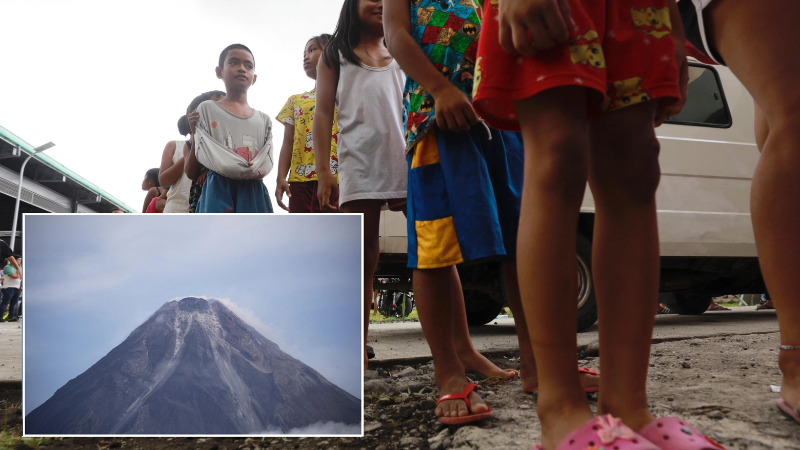 Bambini evacuati nelle Filippine per l'eruzione del vulcano Mayon (Ansa)