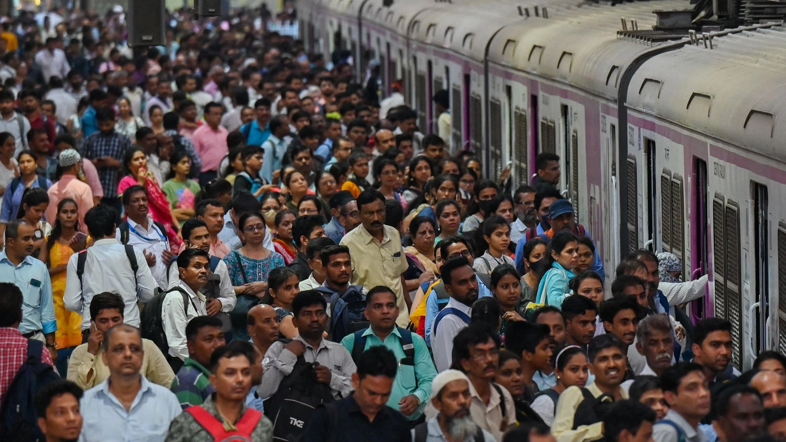 Una stazione ferroviaria affollata in India (Ansa)