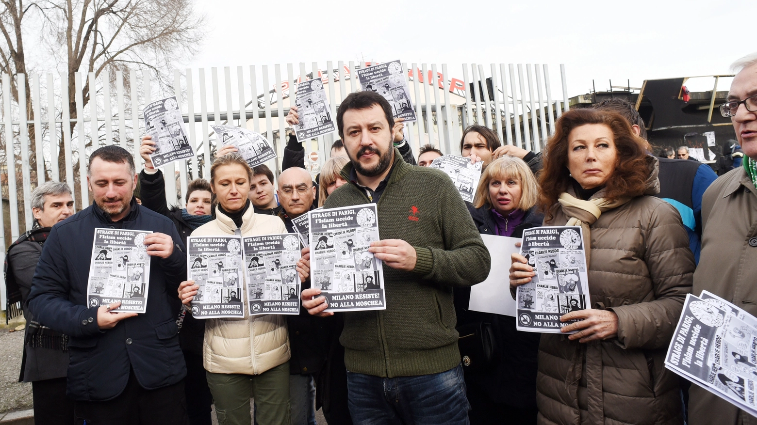 Il volantinaggio della Lega, nella foto Matteo Salvini (Newpress)