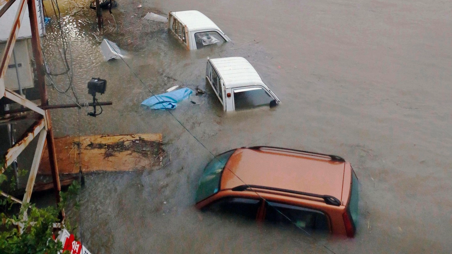 Auto sott'acqua a Kyodo in Gaippone per il passaggio del tifone Halong (Reuters)