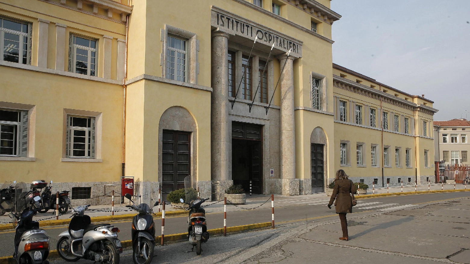 L'ingresso dell'ospedale di Borgo Trento a Verona (Ansa)