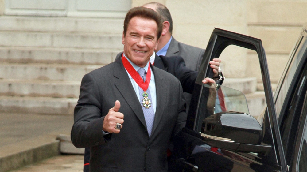 Schwarzenegger con al collo la Legion d'Onore ricevuta ad aprile – Foto: Zuma – Red Carpet