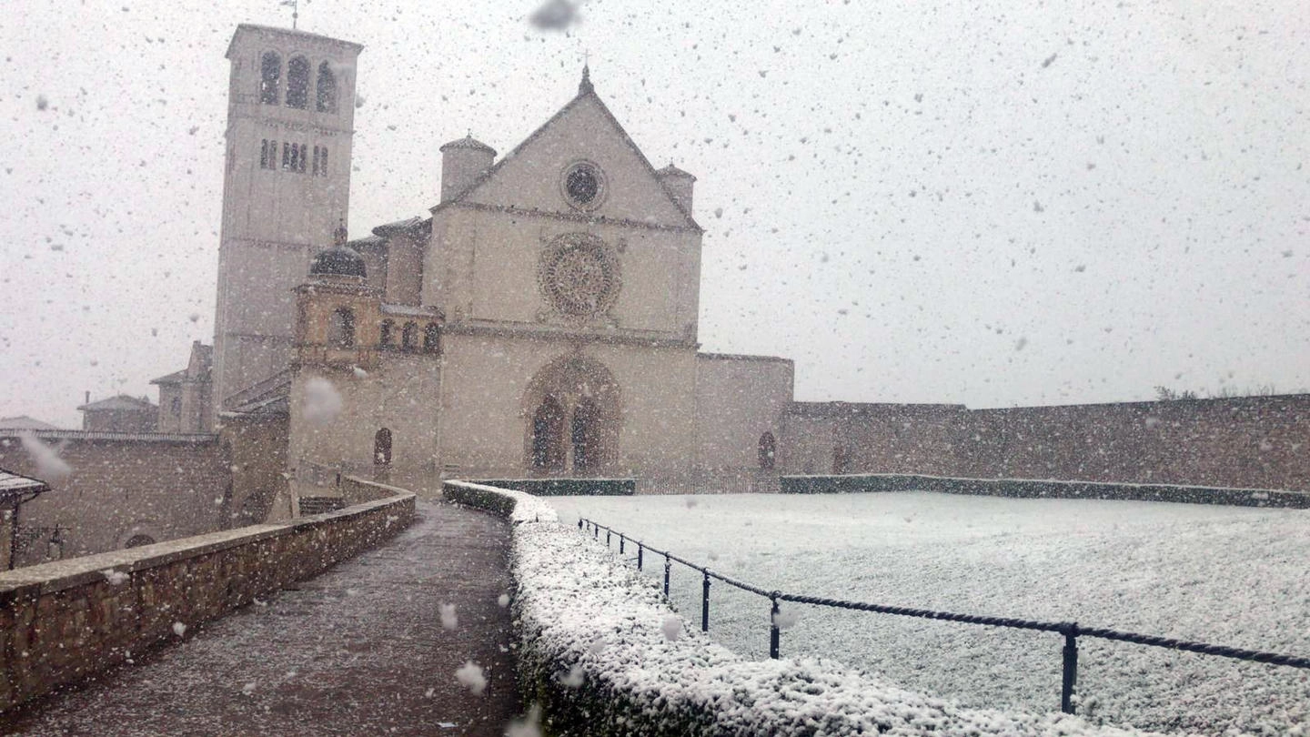 Meteo, la neve ad Assisi il 24 marzo 2020 (Ansa)