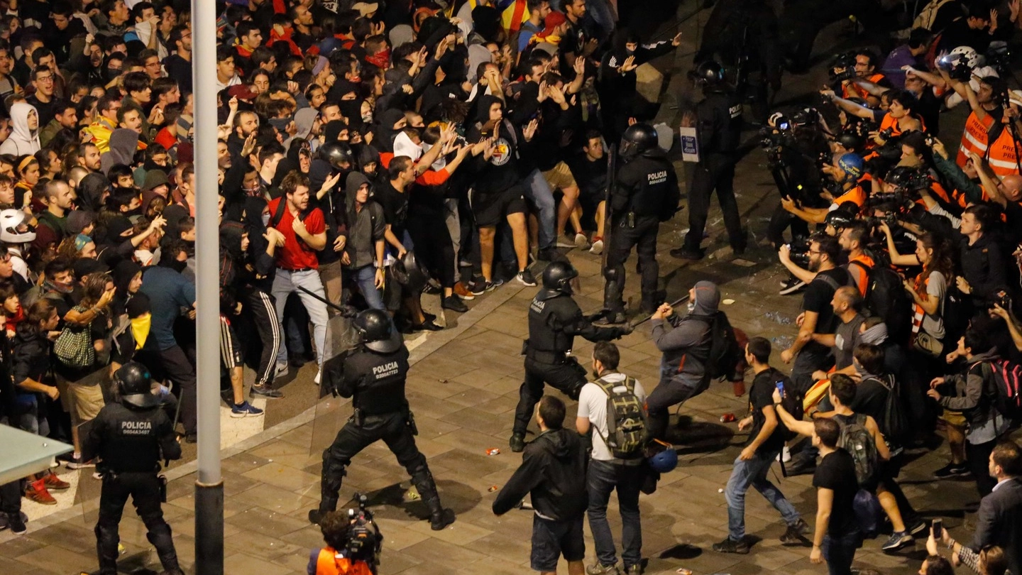 Barcellona, scontri con gli indipendentisti (Lapresse)