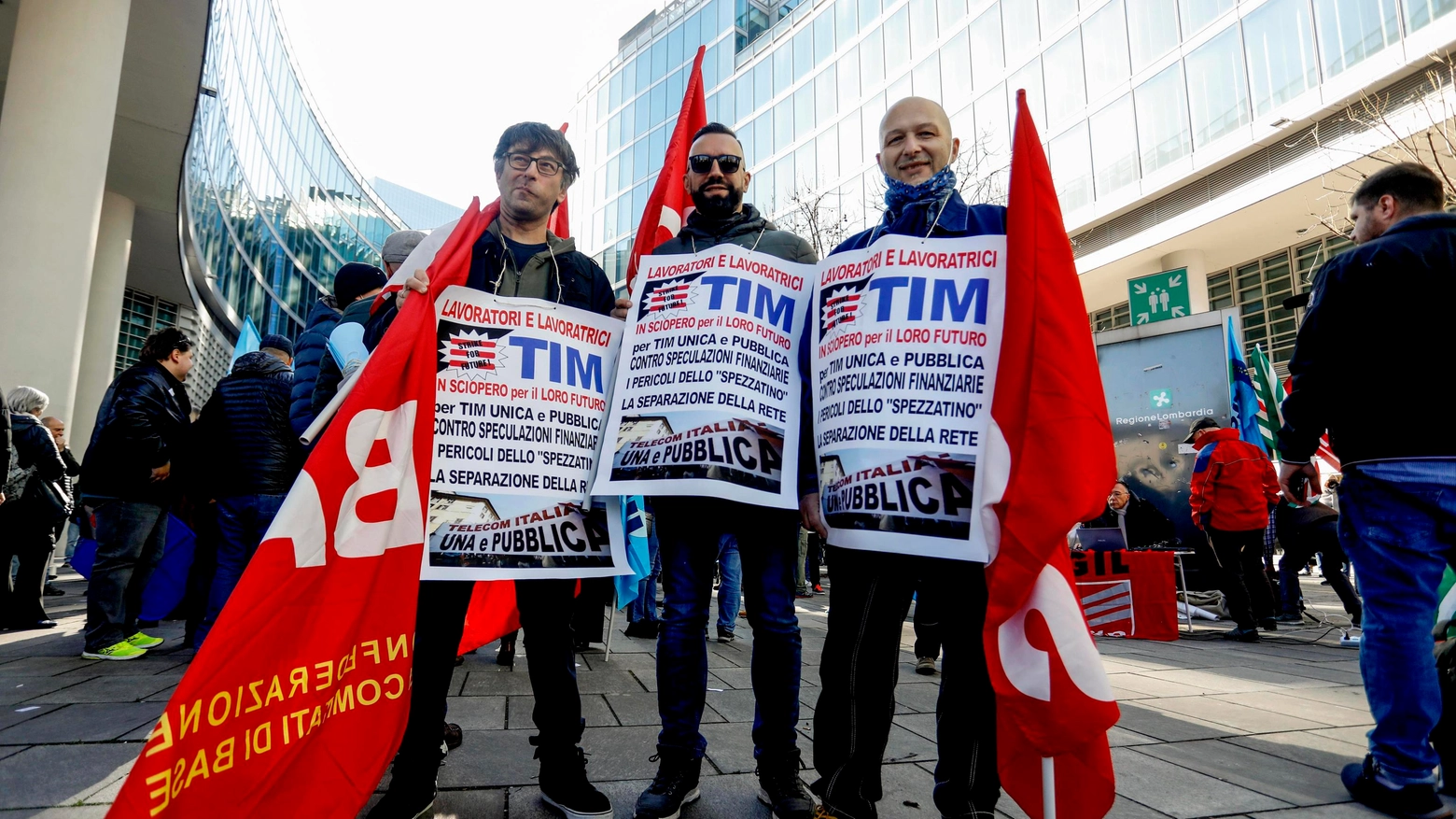 Un momento dello sciopero delle lavoratrici e dei lavoratori del Gruppo TIM a Milano