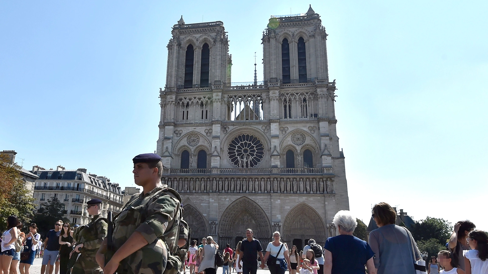 Soldati davanti la cattedrale Notre Dame di Parigi (Afp)