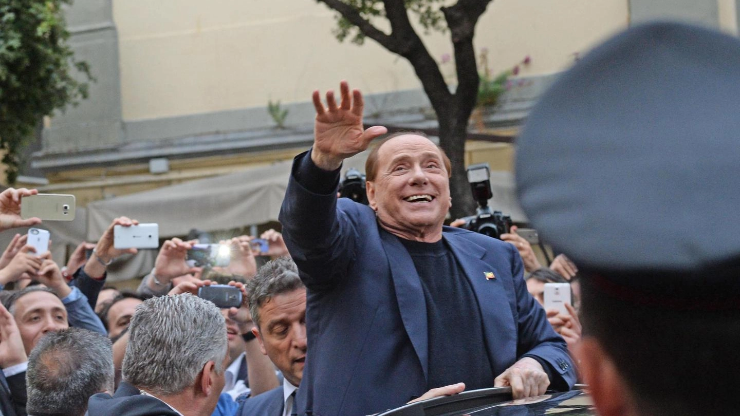 Berlusconi in comizio elettorale a Salerno (Ansa)