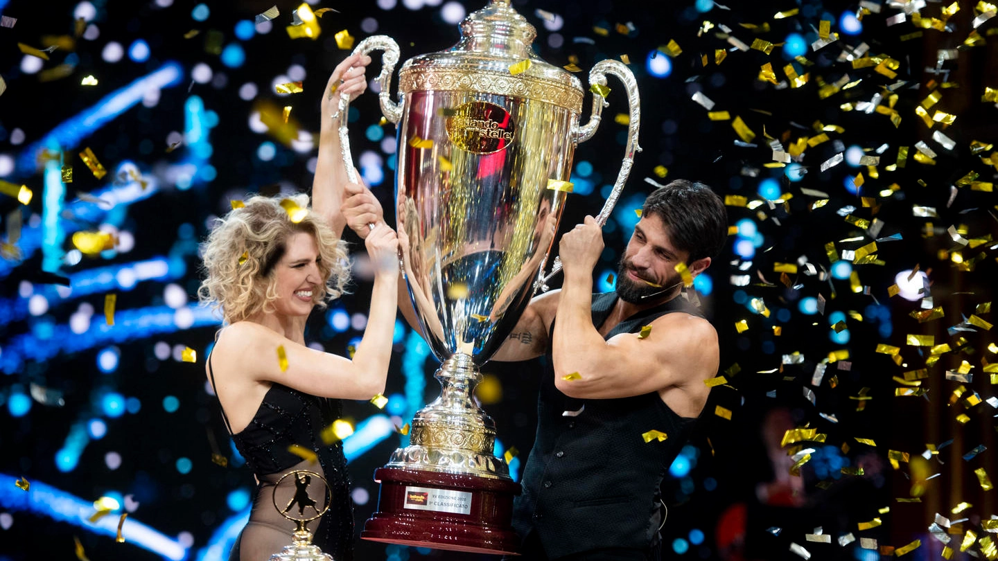 Lucrezia Lando e Gilles Rocca vincono Ballando con le stelle 2020 (Ansa)