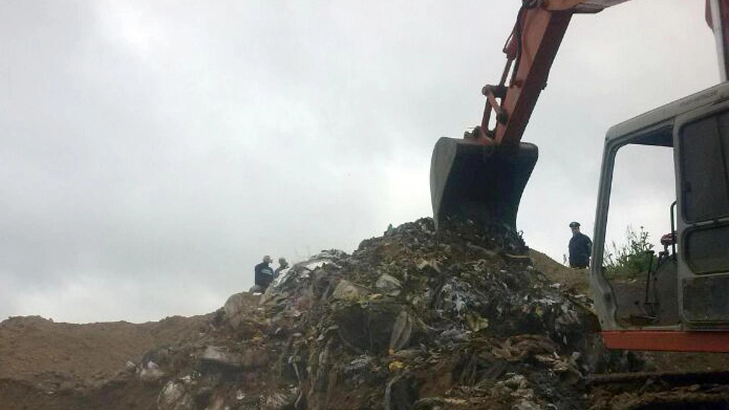Recupero di rifiuti speciali in una mega discarica di Ordona (Ansa)