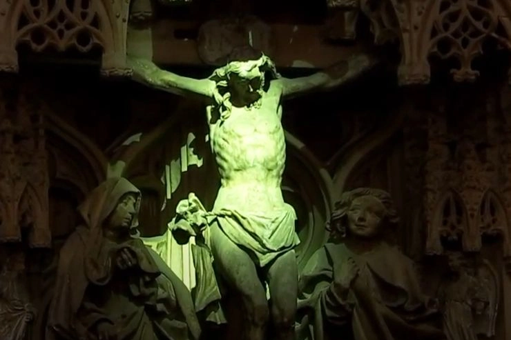 Il raggio verde arrivava sul pulpito illuminando il Cristo in croce