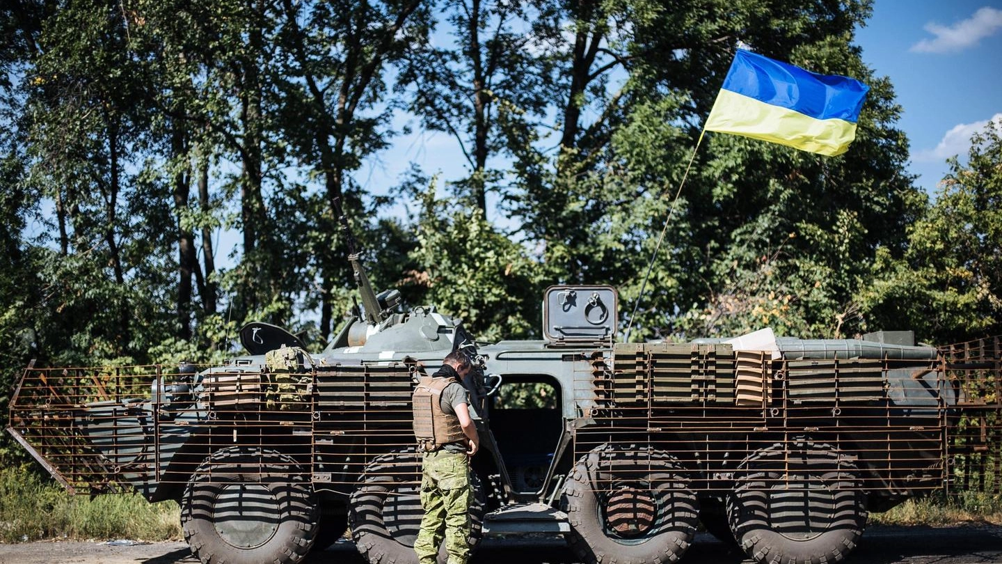 Un soldato ucraino a un check-point nell'Est del Paese (Ansa)