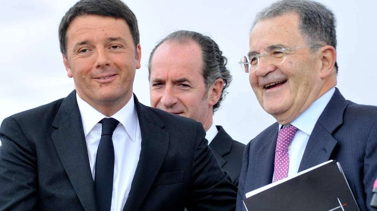 Renzi e Prodi in un'immagine del 2015 (Ansa)