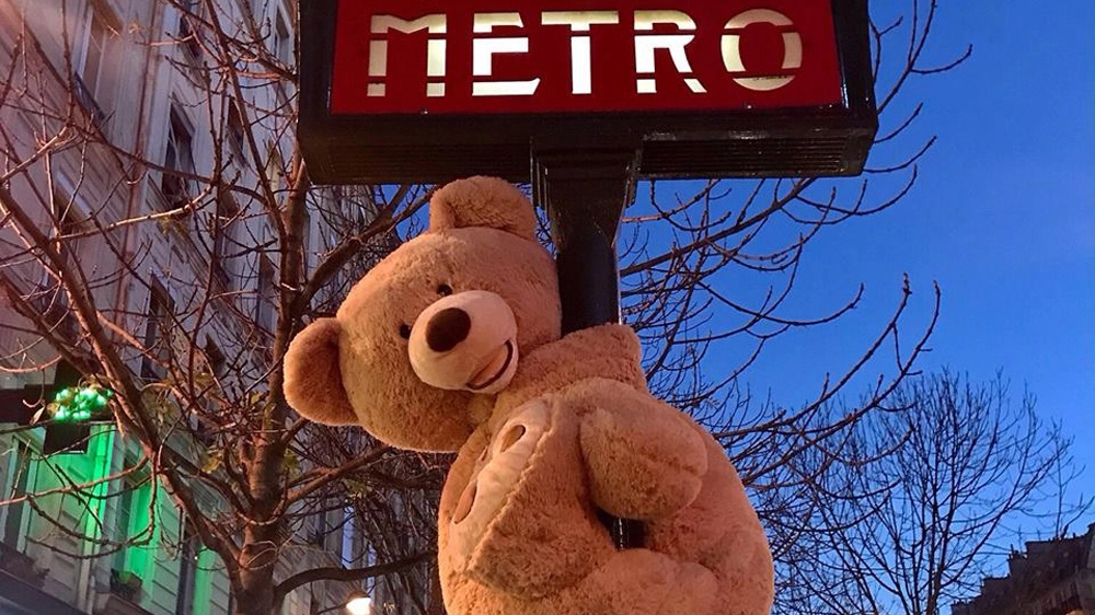 Uno degli orsacchiotti del quartiere Les Gobelins - Foto: facebook/nounours.gobelins.paris