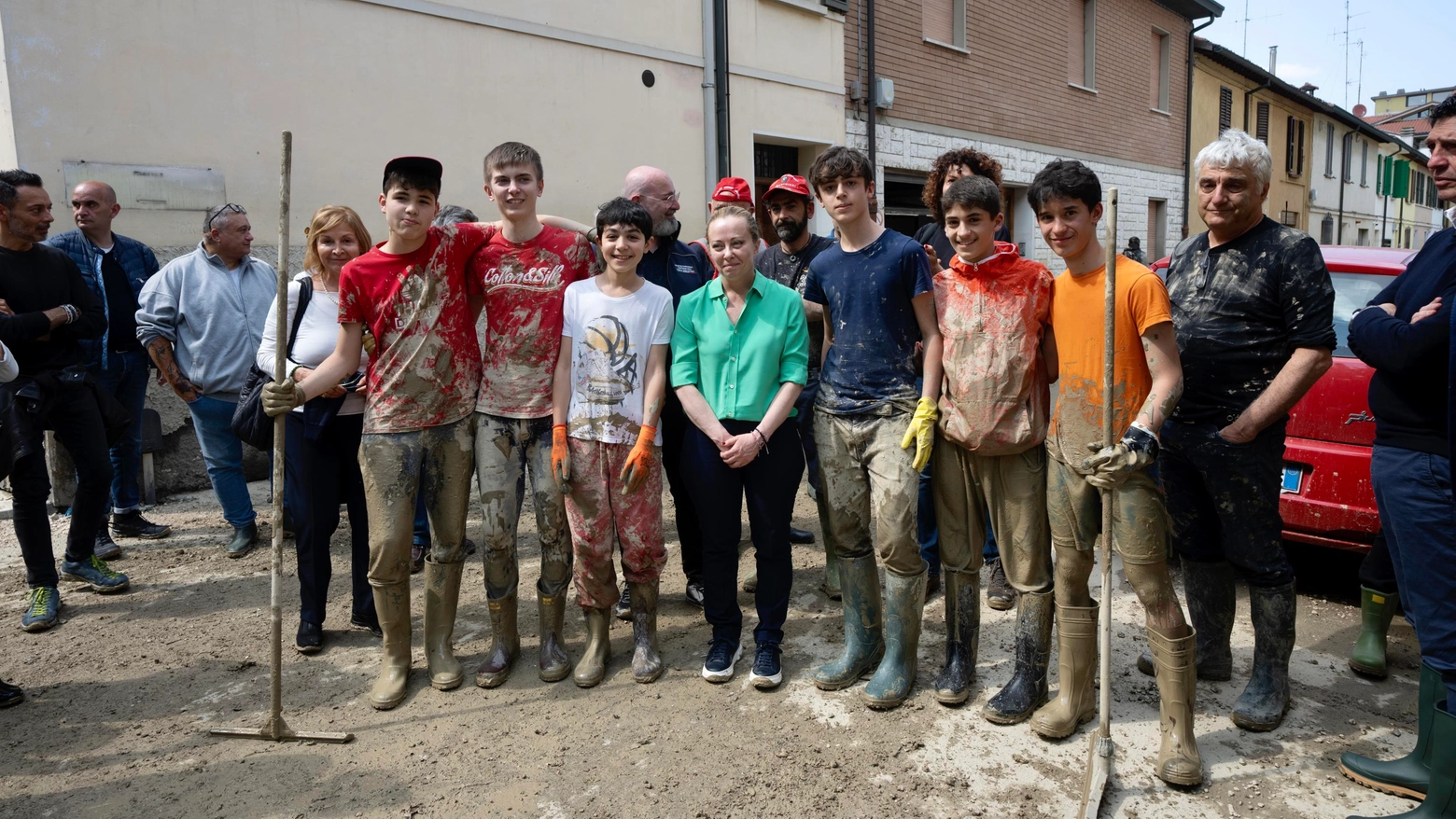 Giorgia Meloni, 46 anni, tra i ragazzi volontari che a Forlì stanno spalando il fango per liberare le strade