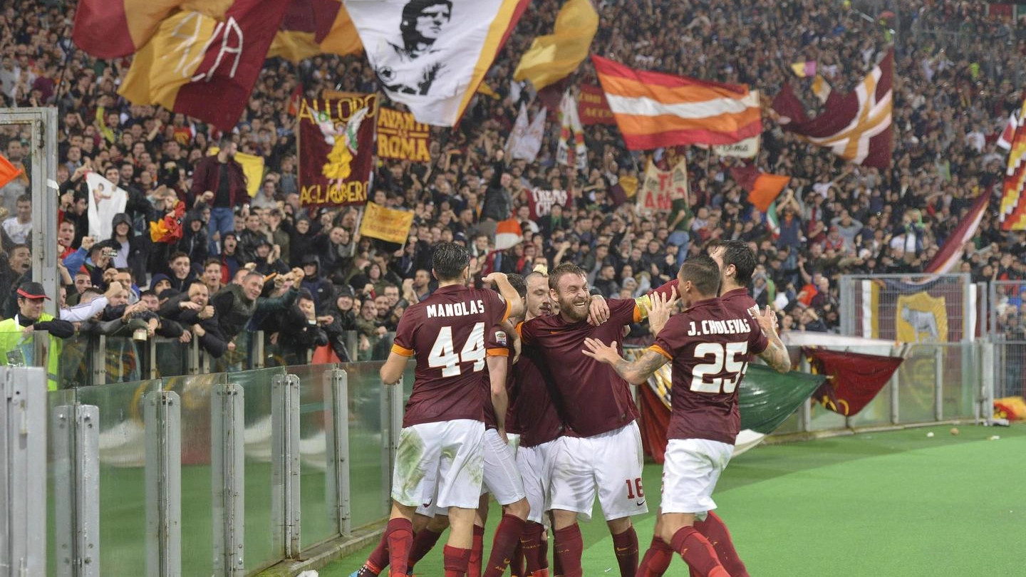 I giocatori della Roma festeggiano sotto la curva (Ansa)