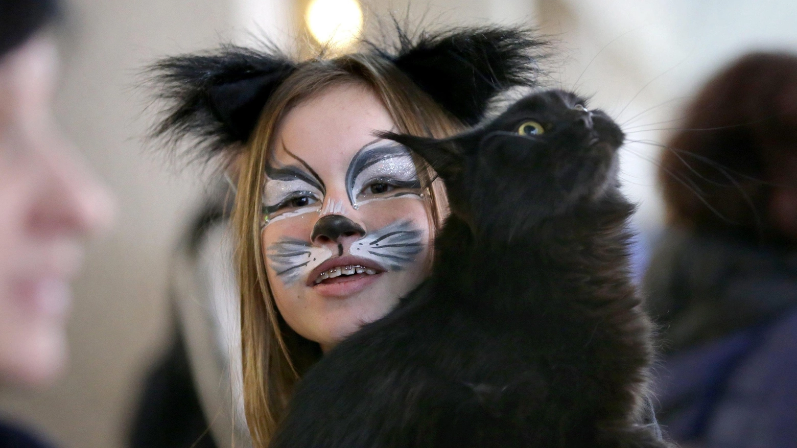 Gatto nero con la sua amica umana in una foto Ansa