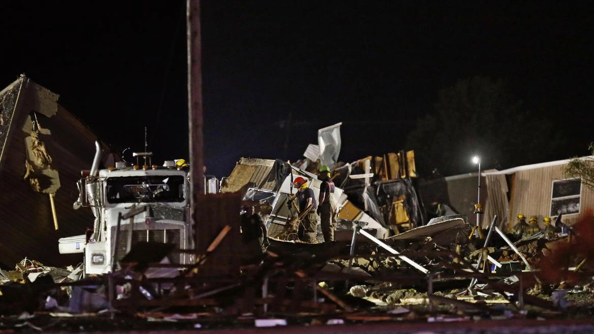 Soccorritori cercano tra le macerie dell'hotel travolto dal tornado in Oklahoma (Ansa)