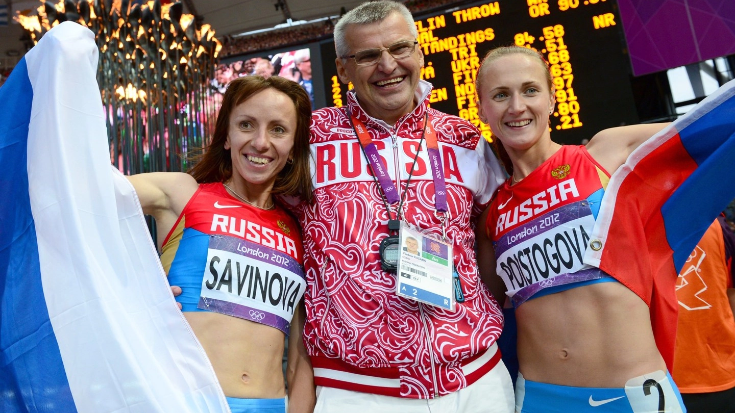  Mariya Savinova con  Ekaterina Poistogova e l'allenatore Vladimir Kazarin (Afp)