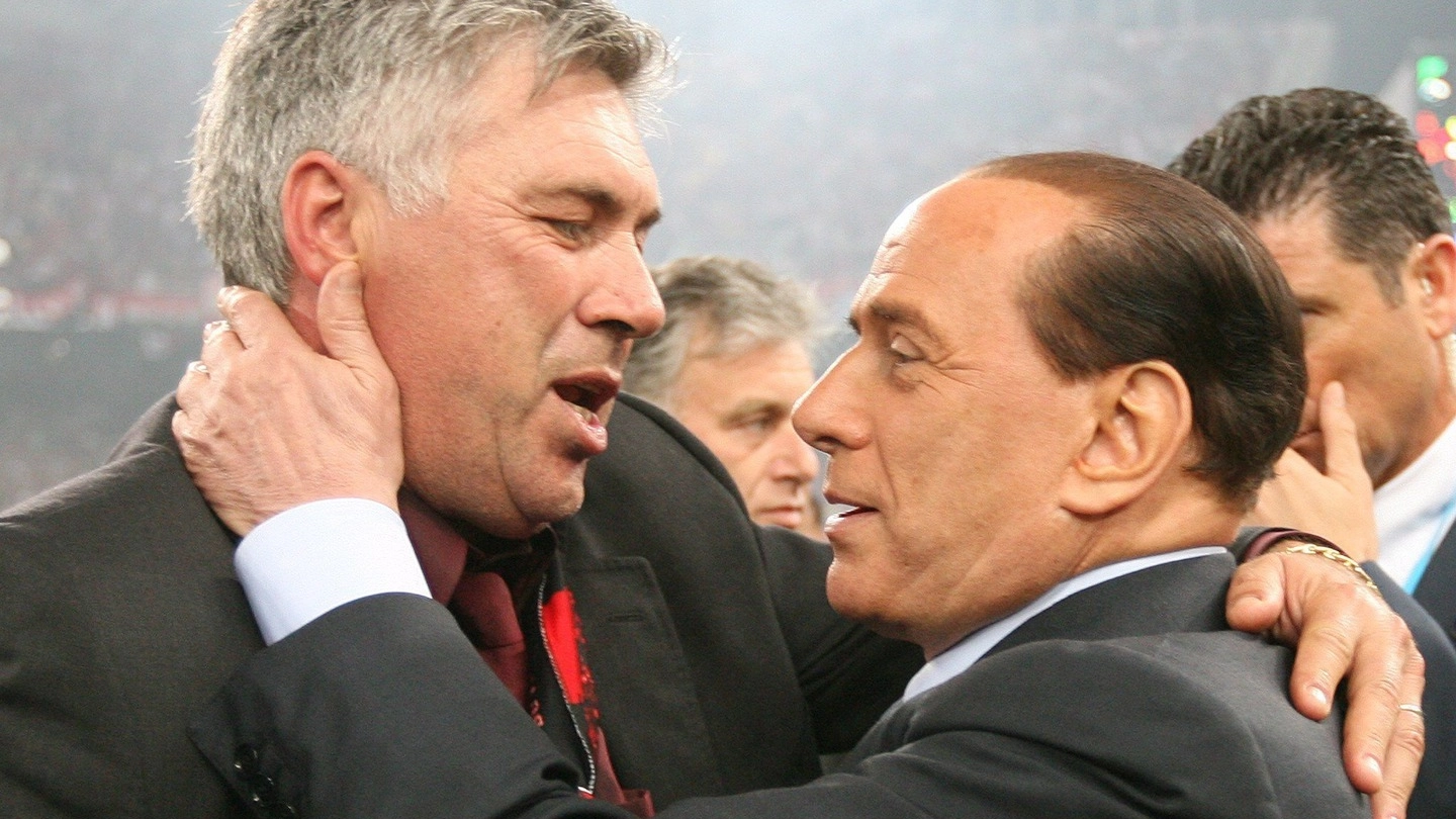 L'abbraccio di Silvio Berlusconi e Carlo Ancelotti (Ansa)