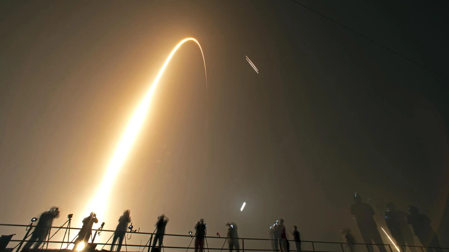 Il lancio nello spazio del razzo Falcon Heavy della SpaceX (Ansa)