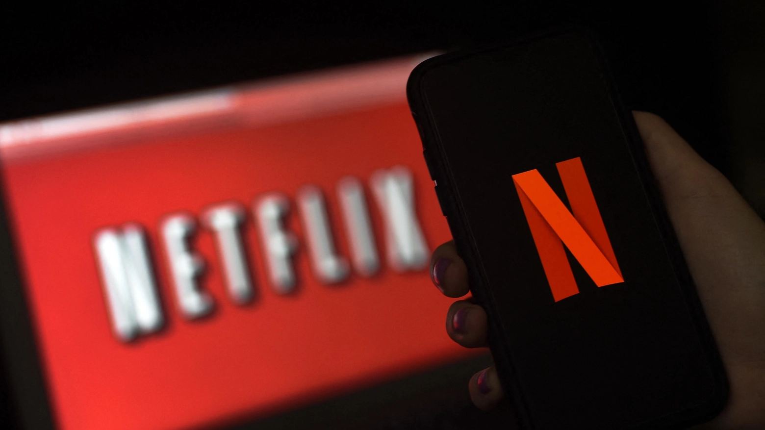Uno smartphone si collega a Netflix