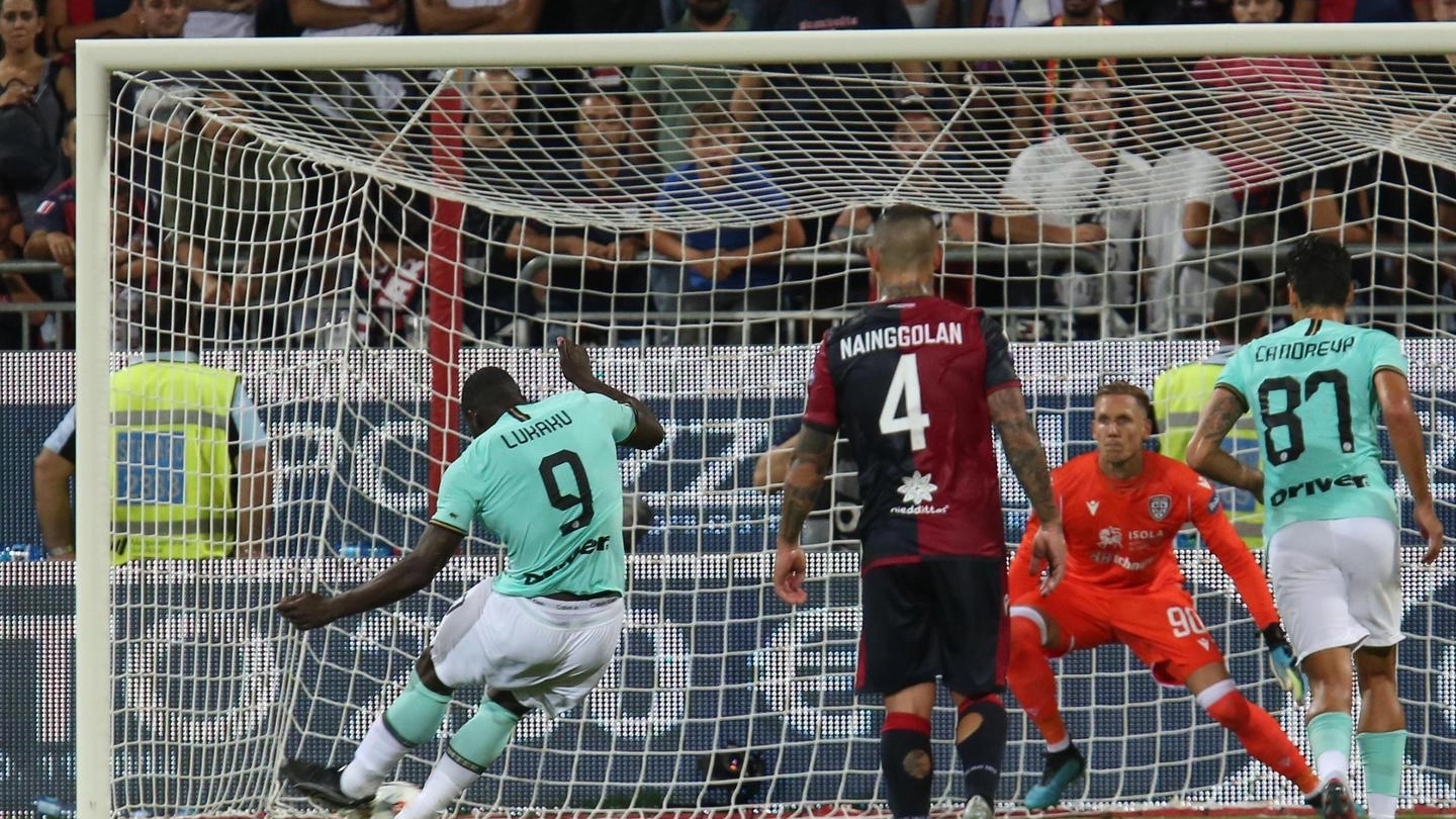 Lukaku segna il rigore decisivo contro il Cagliari (Ansa)