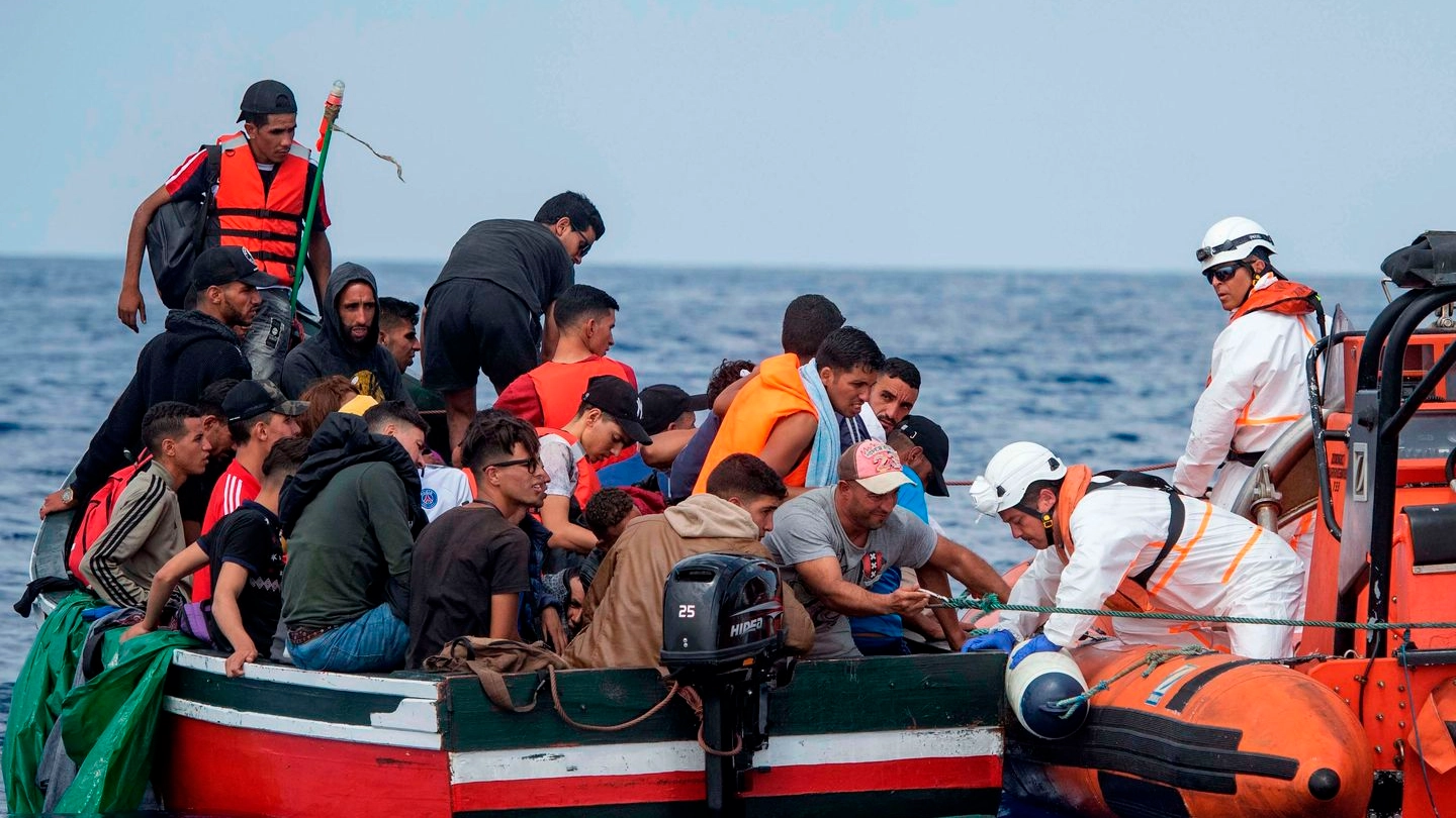 Migranti soccorsi in mare (Lapresse)
