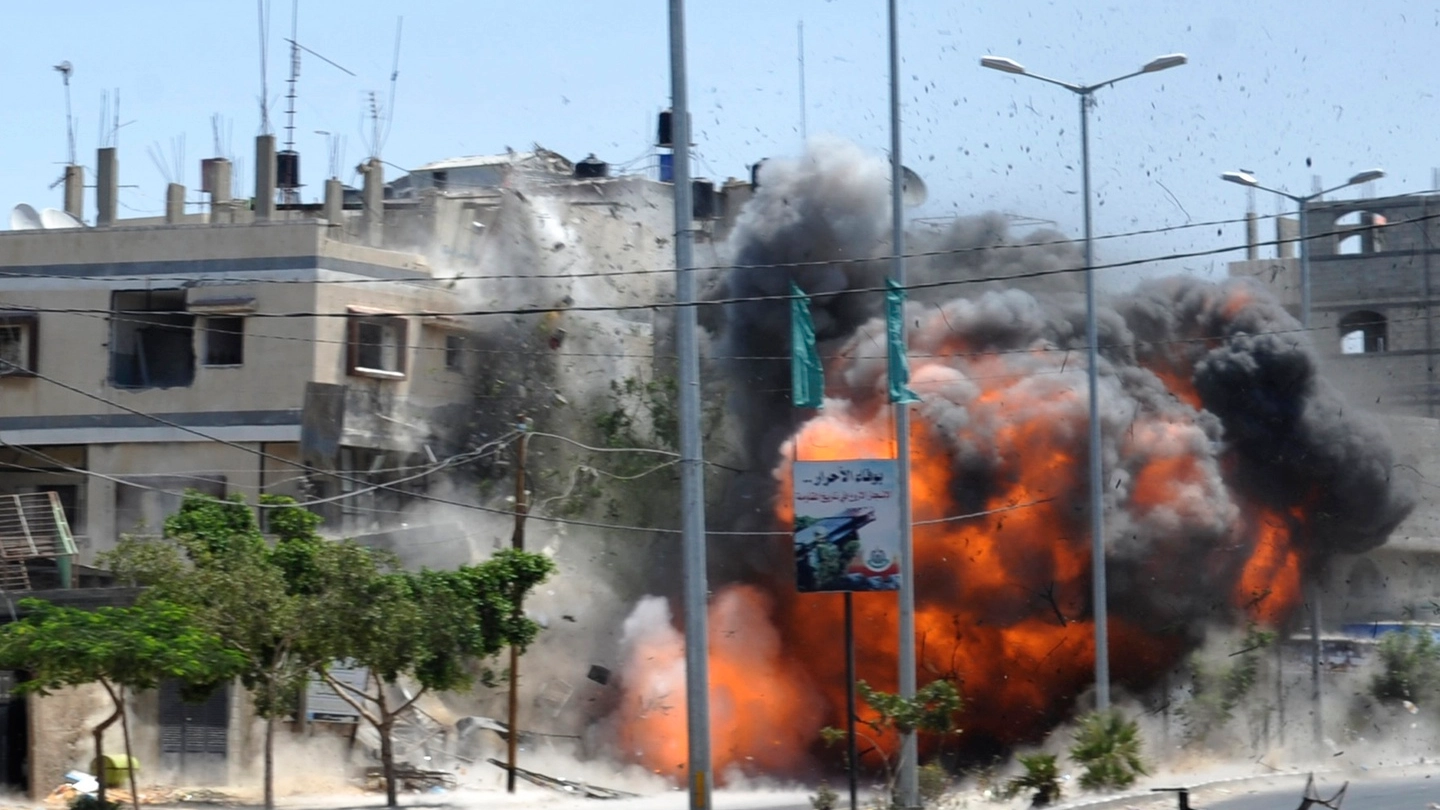 Un raid israeliano sulla Striscia di Gaza (Reuters)