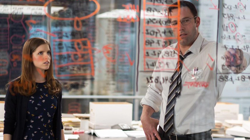 Ben Affleck e Anna Kendrick in una scena del film – Foto: Warner Bros.