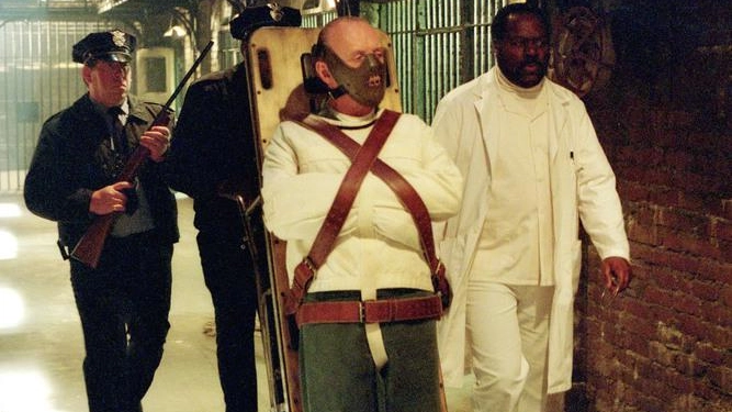 Hannibal Lecter (interpretato da Anthony Hopkins) con la maschera che Bruno è costretto a portare