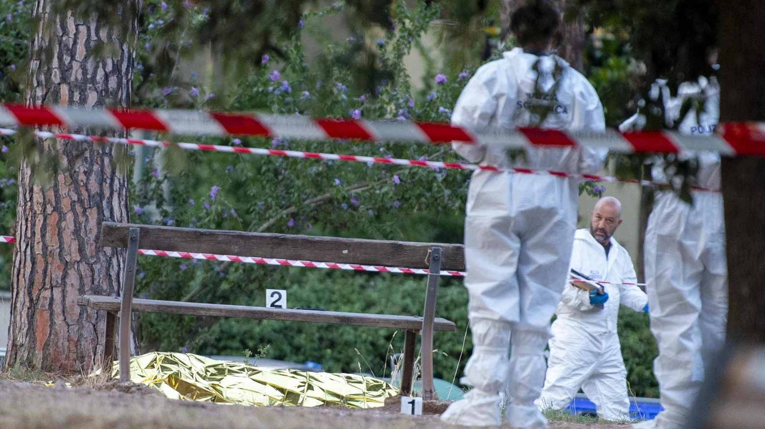La polizia scientifica sul luogo dell'omicidio di Fabrizio Piscitelli, detto Diabolik, freddato con un colpo di pistola alla testa a Roma