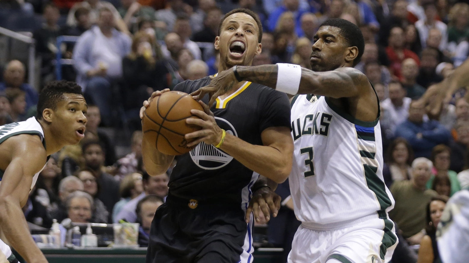 Stephen Curry ostacolato dalla difesa dei  Milwaukee Bucks (AFP)