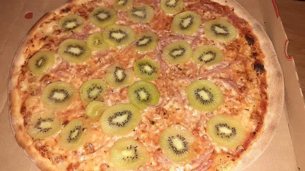 La pizza con i kiwi - Foto: reddit nre1313 / stellan_77