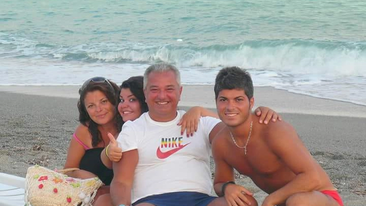 Giovanni Battiloro con il papà Roberto, la mamma Carmela e la sorella Laura