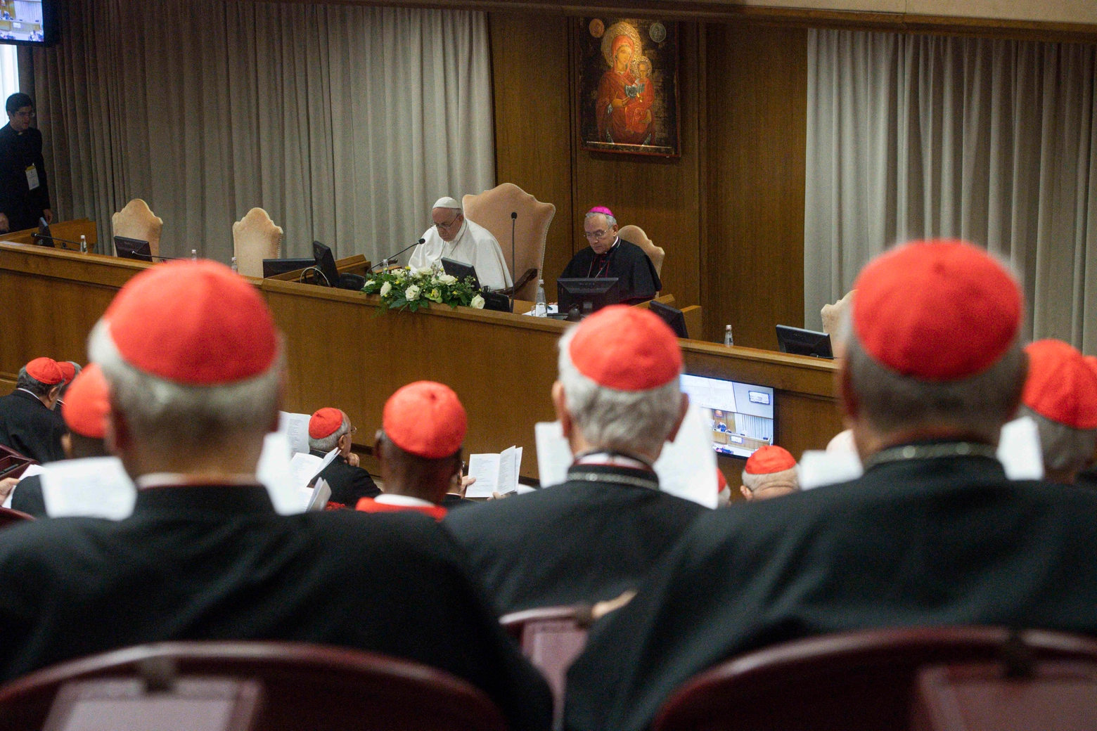 Papa Francesco in un incontro con i cardinali