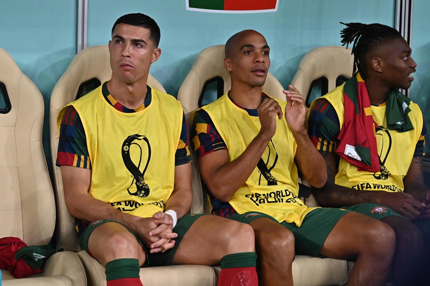 Cristiano Ronaldo in panchina insieme a Joao Mario e Leao