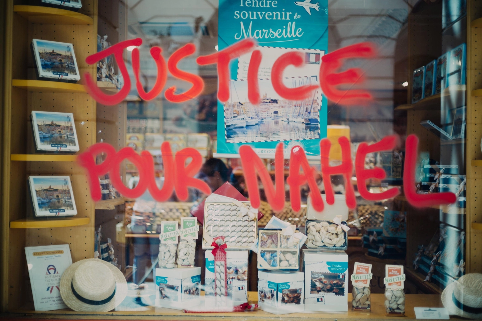 Una scritta su una vetrina durante le rivolte