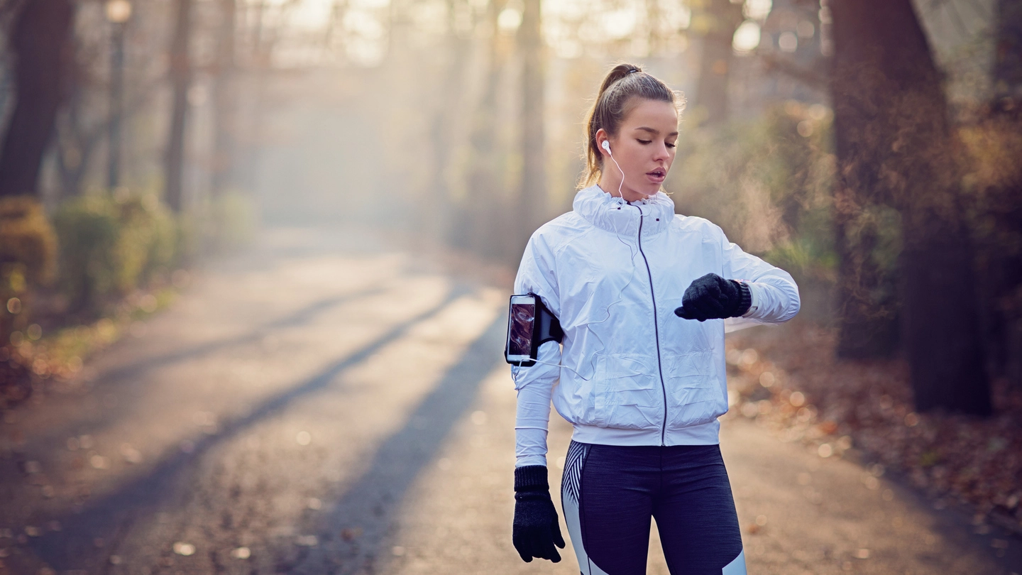 Una ragazza fa jogging con una app (foto iStock)