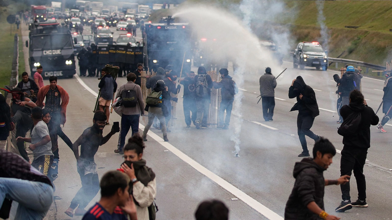 I gravi scontri avvenuti ieri nella metropoli di San Paolo tra manifestanti e polizia