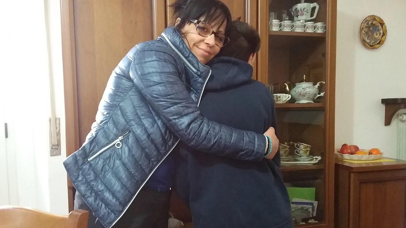 Erica Giancaterino abbraccia il figlio Niccolò