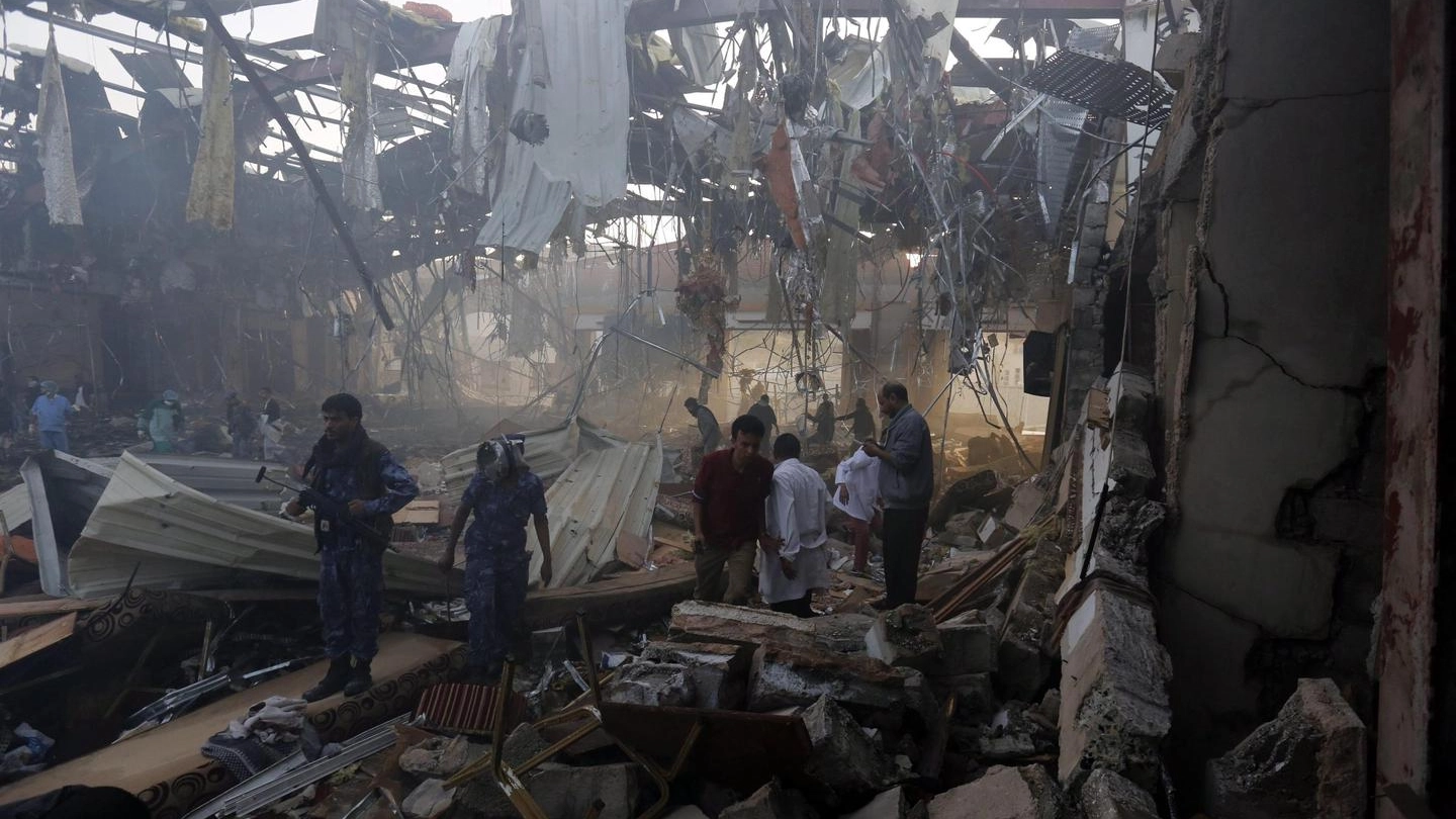 Yemen, la sala della veglia funebre sventrata dalle bombe (Ansa)