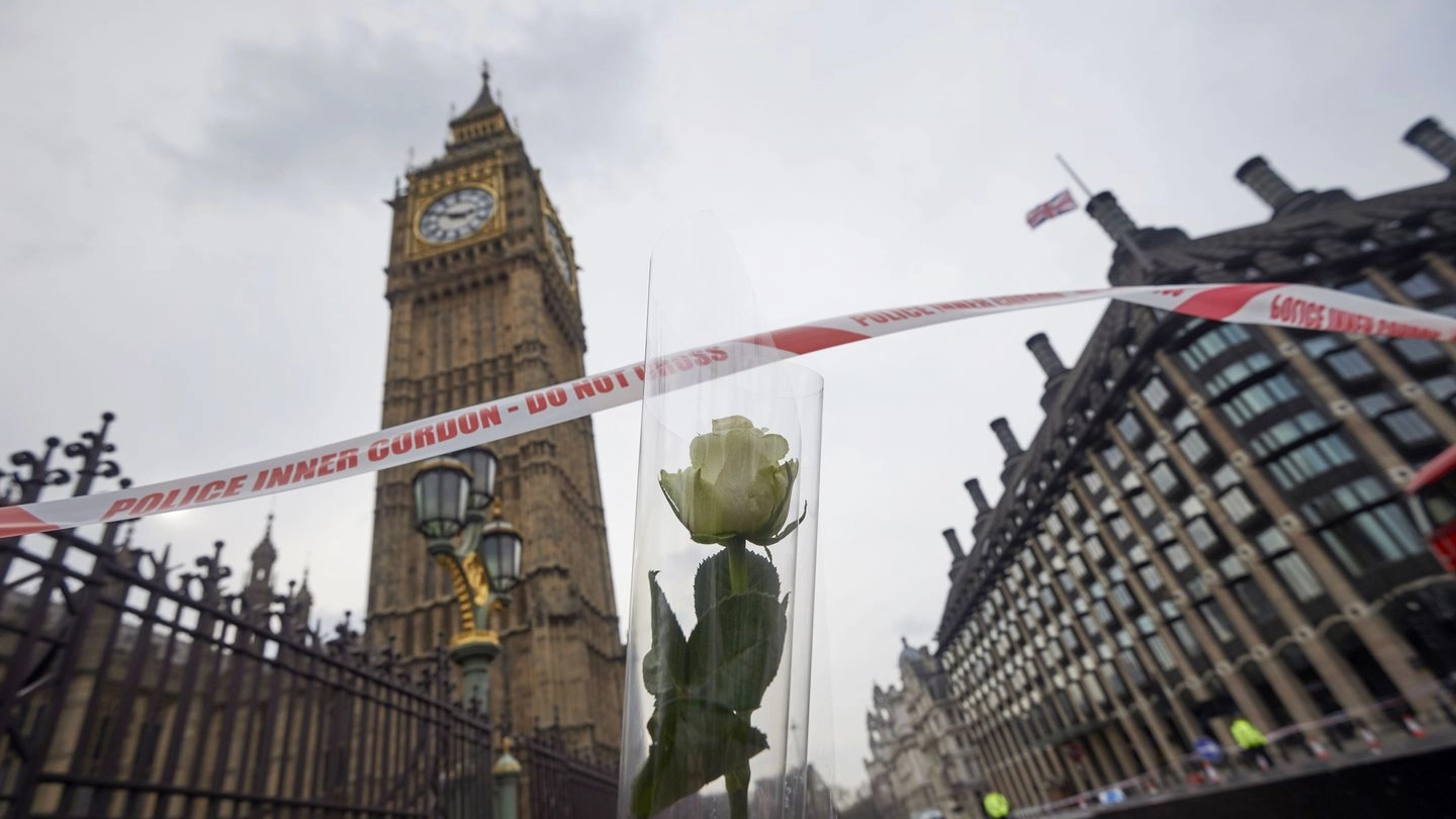 Fiori in omaggio alle vittime dell'attentato di Londra (Afp)