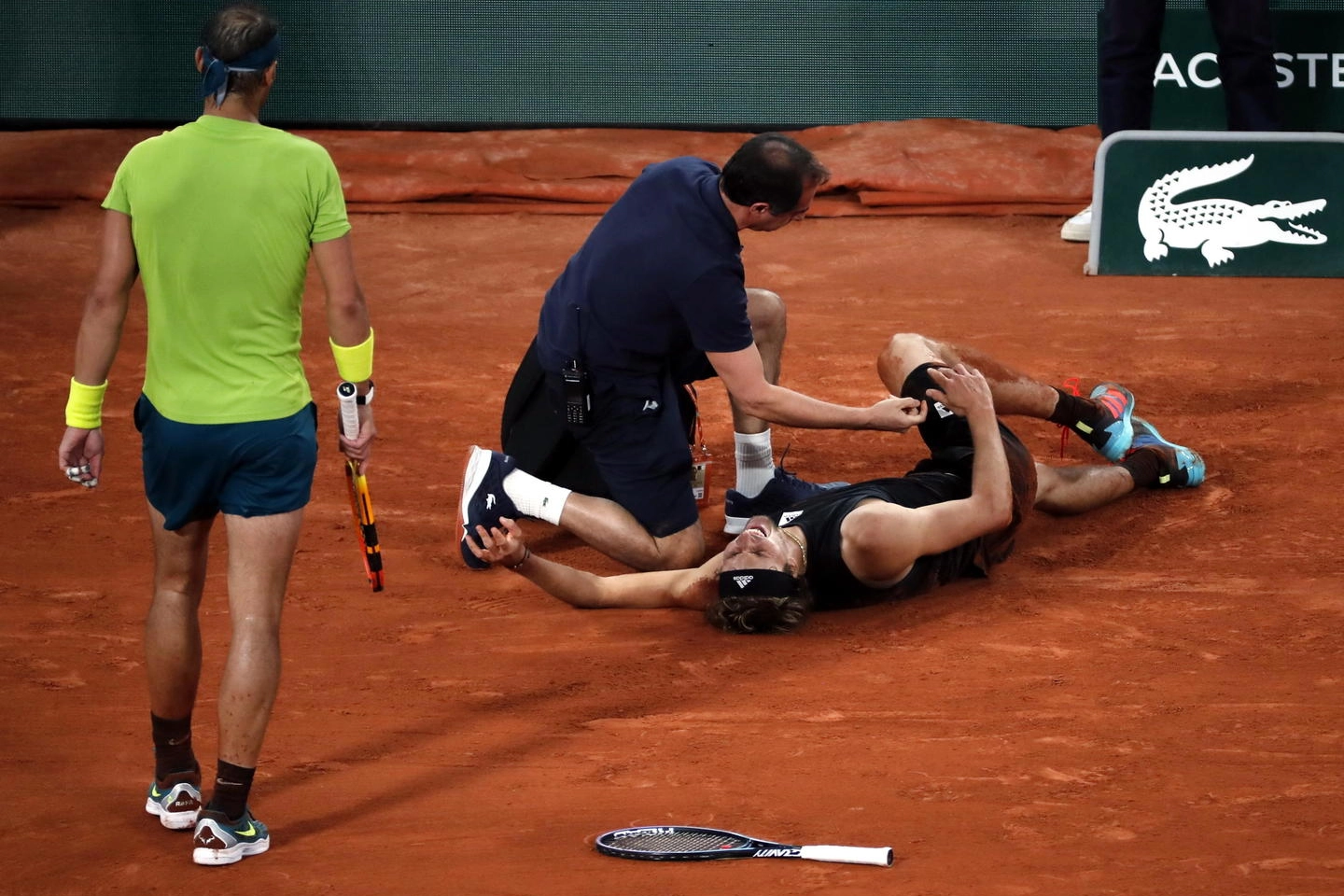 L'infortunio di Sasha Zverev al Roland Garros (Ansa)
