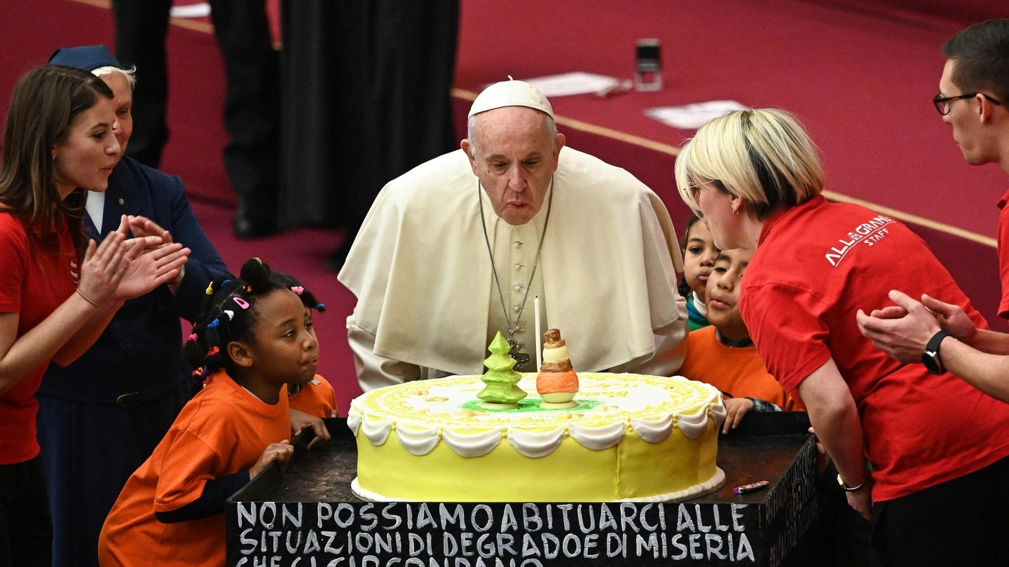 Papa Francesco compie 82 anni (Lapresse)